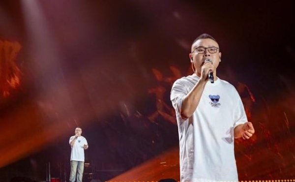顺市配资 岳云鹏凌晨发文谈演唱会，坦言业余嗓子差，却感动全场